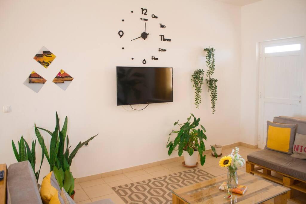 Cosy & Relax Yellow House 5Mn Walk From The Beach! Calheta Bagian luar foto