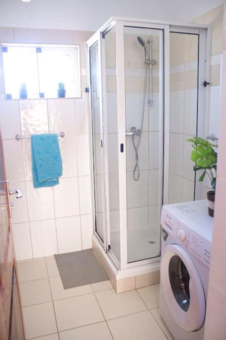 Cosy & Relax Yellow House 5Mn Walk From The Beach! Calheta Bagian luar foto